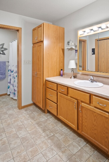 Good Samaritan Society - Pipestone - Ridge View Estates Bathroom