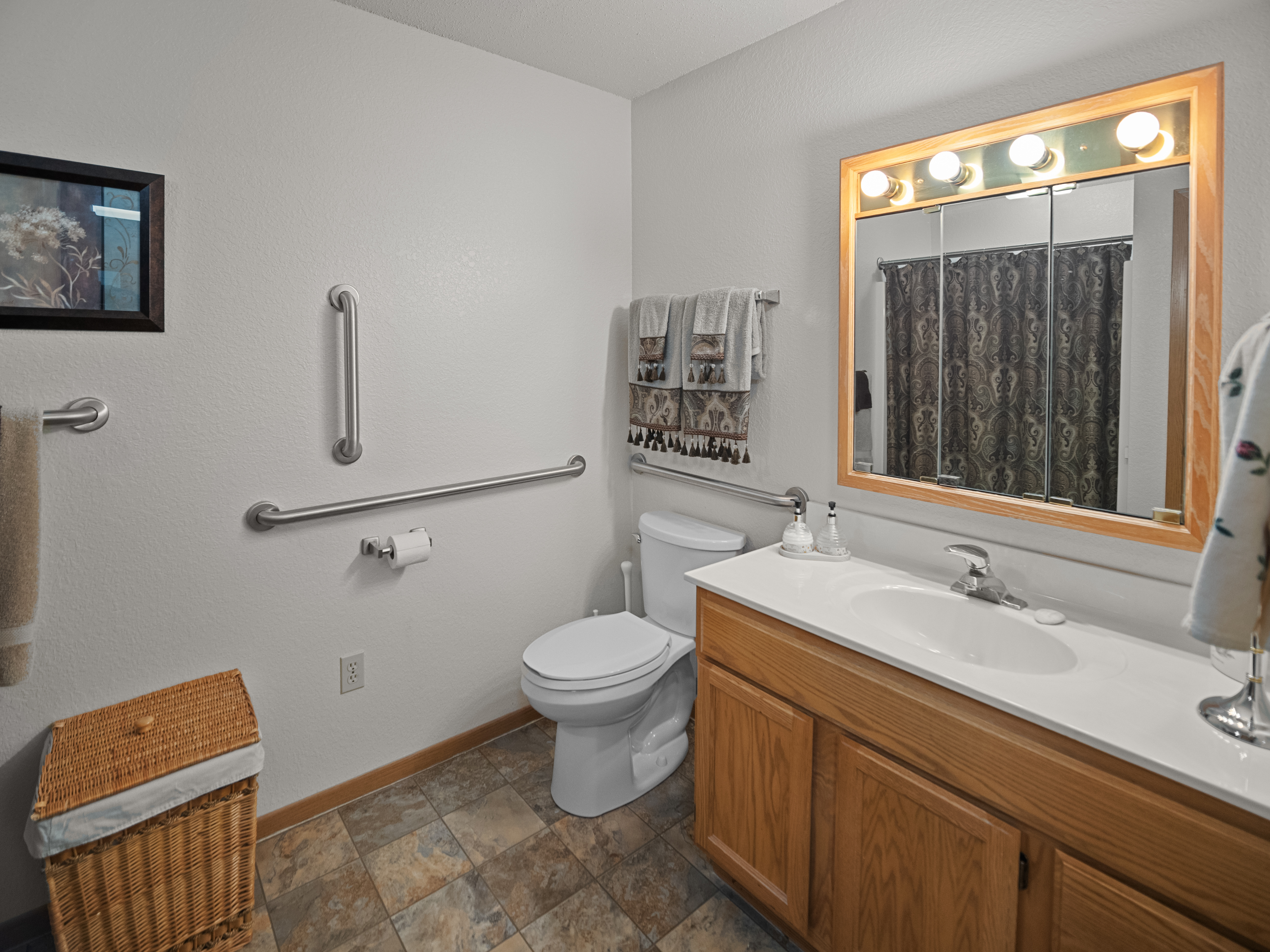 Good Samaritan - Echo Ridge independent living bathroom.