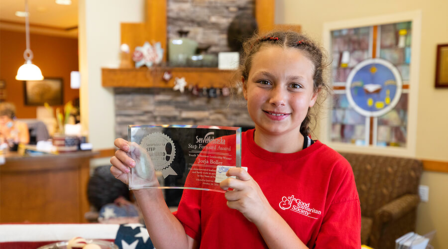 Jorja Boller holding her youth volunteer award