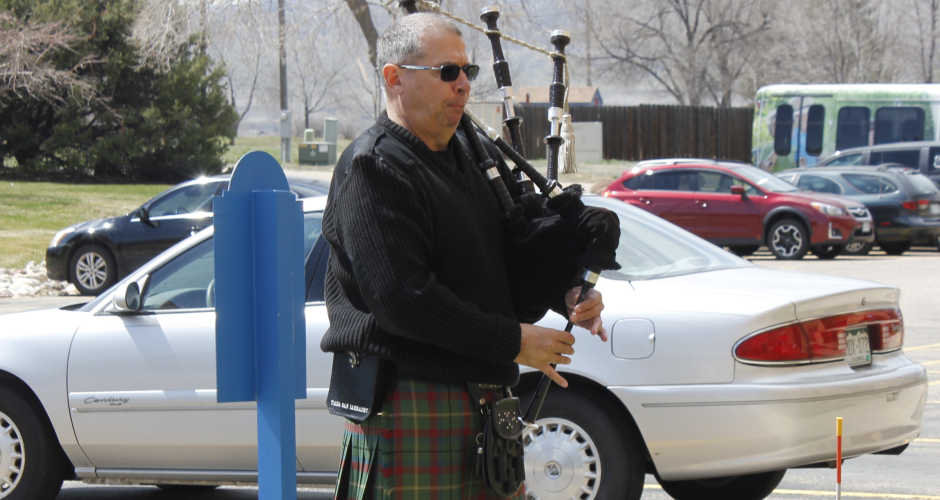 Bagpiper lifts spirits, shows solidarity at Colorado location during COVID-19 pandemic