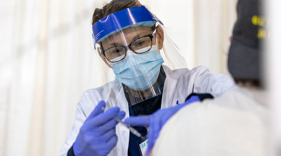 Nurse offers to help vaccinate others at Mall of America